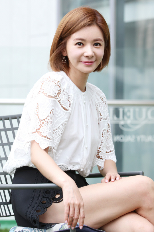 배우 장서희가 지난 9일 서울 강남구 청담동에서 연합뉴스와 인터뷰에 앞서 포즈를 취하고 있다.